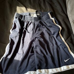 Nike Basketball Shorts size L